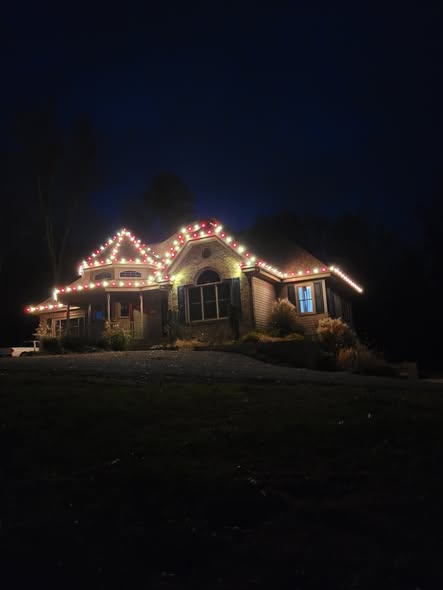 Home outlined with red and warm white roofline lights